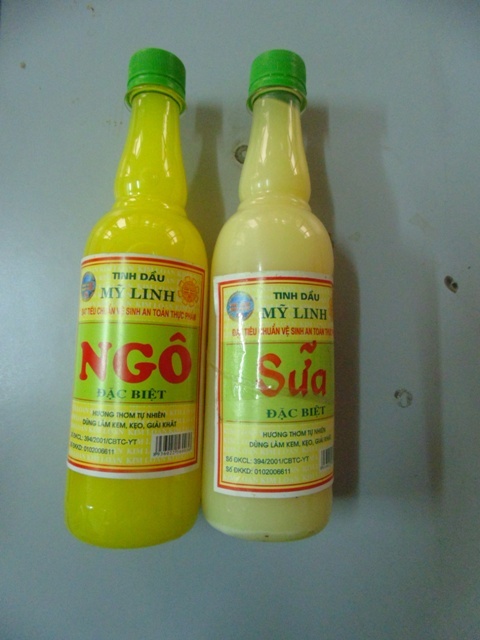 Những chai tinh dầu không có xuất xứ rõ ràng được sử dụng trong chế biến sữa ngô.