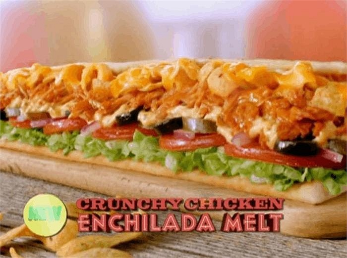 Trên quảng cáo, món bánh kẹp thịt gà của Subway được mô tả có lớp thịt rau dường như trải dài vô tận.