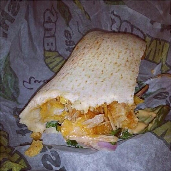 Còn ngoài đời, chiếc bánh trở nên khiêm tốn thế này đây.