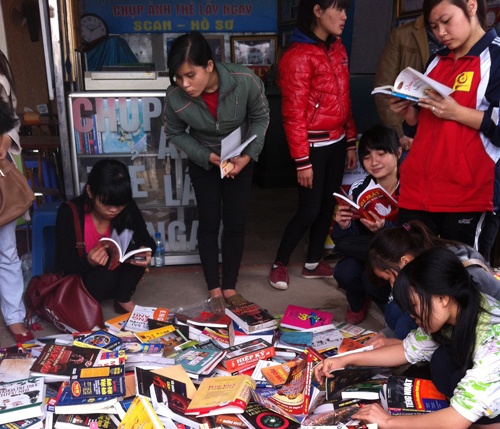 Vi sao sach via he giam gia den 70%? hinh anh