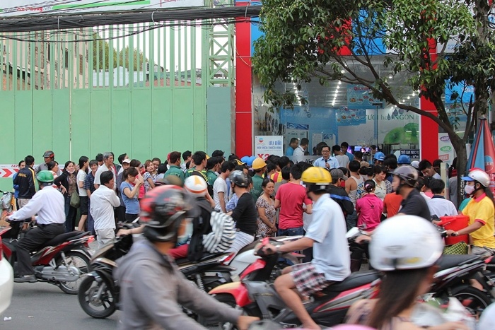 Cảnh hỗn loạn trước một siêu thị điện máy sắp diễn ra chương trình khuyến mãi giảm giá “giờ vàng”.