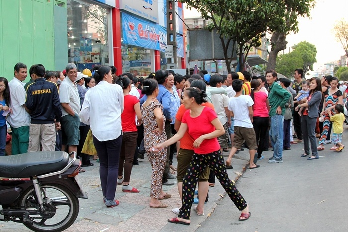 Người dân hối hả tranh nhau xếp hàng để lấy số thứ tự.