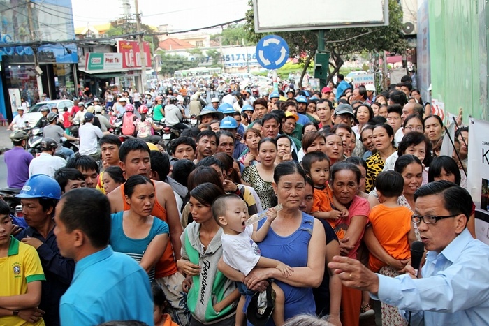 Chen nhau mua hang khuyen mai o Sai Gon hinh anh