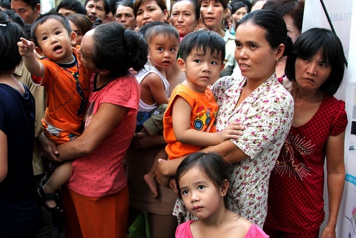 Do không có người trong con nhiều bà nội trợ đã bồng bế theo cả trẻ nhỏ để tham gia chương trình khuyến mãi.