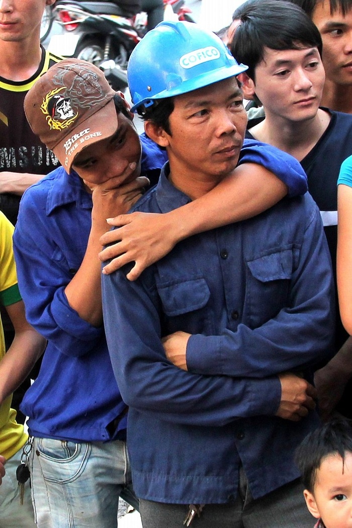 Những anh công nhân cũng nghỉ làm để xếp hàng lấy số thứ tự.