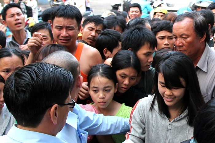 Chen lấn xô đẩy giành bằng được số thứ tự để được mua hàng.