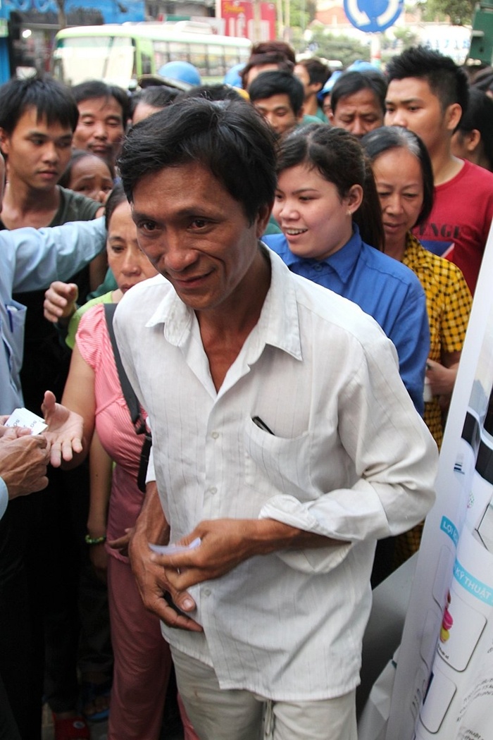 Những gương mặt vui mừng khi nhận được số thứ tự, sau khi trải qua màn chen lấn ác liệt giữa cái nắng nóng tháng 3 của Sài Gòn .