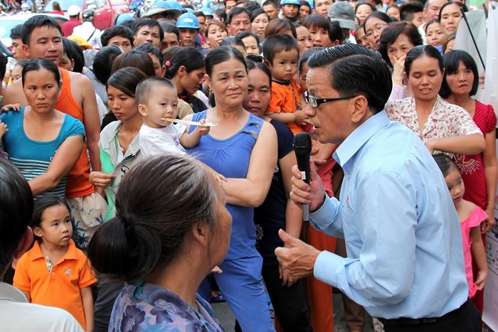 Nhân viên siêu thị phải ra sức trấn an đám đông để tiếp tục chương trình.