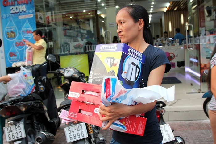 Theo qui định một người chỉ mua được một món đồ nhưng nhiều người đã chen lấn, xếp hàng nhiều lần để dành quyền mua được nhiều món hơn.