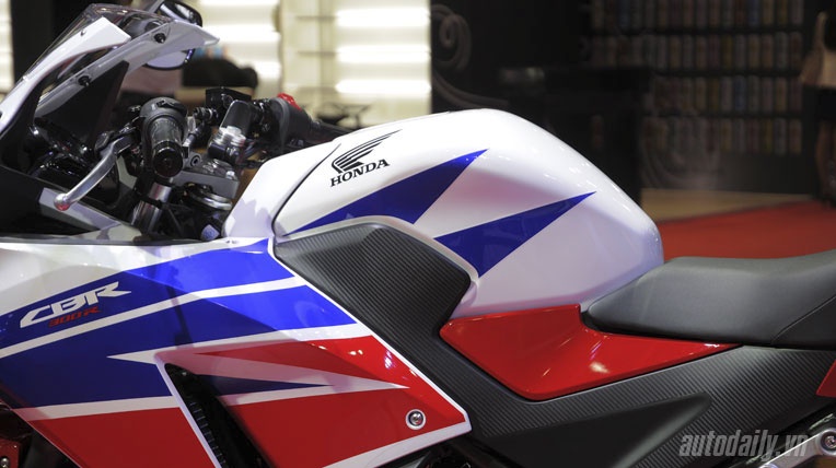 Đối thủ cạnh tranh của CBR300R là Kawasaki Ninja 300.