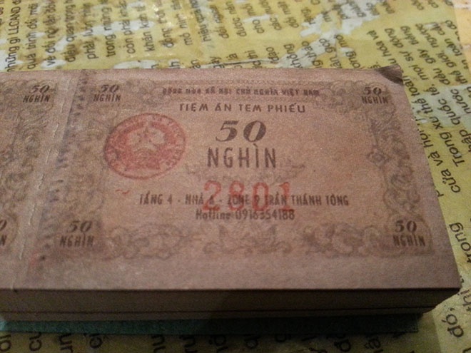 Tem phiếu được cải biên để khách sử dụng mua hàng. “Lần nào đến quán ăn cũng xin tem phiếu về làm kỉ niệm”, một vị khách tại quán nói.