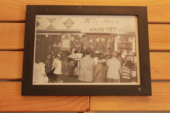 Hình ảnh quán mậu dịch thời xưa cũ được tái hiện bằng những bức ảnh treo trên tường.