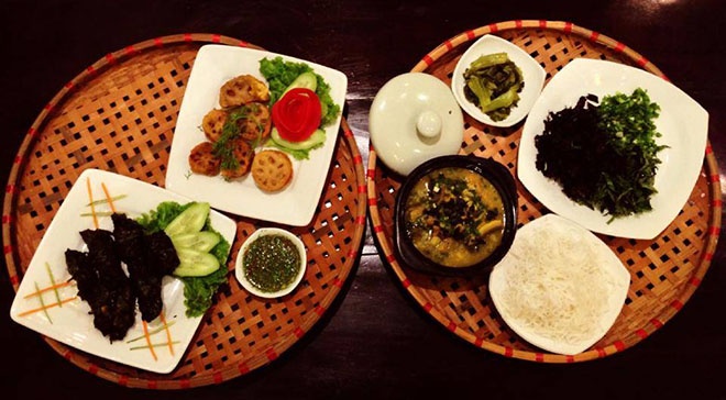 Mâm cơm thời bao cấp trong thực đơn của tiệm ăn tem phiếu. Theo chia sẻ của chủ quán, cô phải đọc nhiều tài liệu và tham khảo ý kiến của nhiều người đã trải qua giai đoạn bao cấp để lên thực đơn cho các món ăn kiểu xưa.