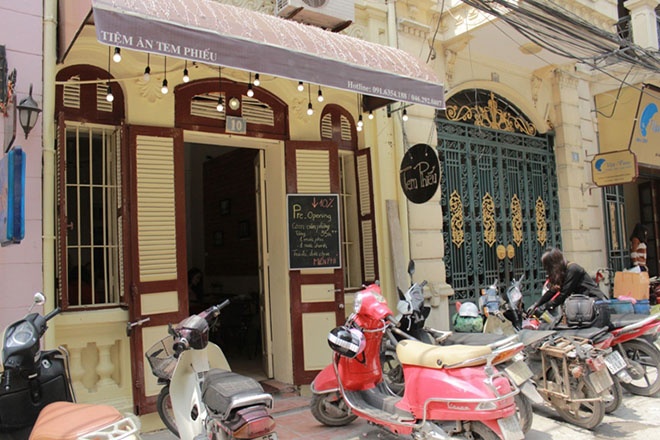 iệm ăn tem phiếu trước kia được mở tại tầng 4, nhà A khu Zone 9. Nhưng sau khi Zone9 bị đóng cửa, chủ quán là Hoàng Thu Hằng (sinh năm 1988) đã quyết tâm mở lại và chuyển quán sang một địa điểm mới. Hằng cho biết, từng là mẫu ảnh và người dẫn chương trình,  song vì có niềm đam mê và sở thích với những kỷ vật hoài niệm, cô quyết tâm mở quán và đã xin nghỉ việc để giành thời gian và tâm huyết cho tiệm ăn của mình.