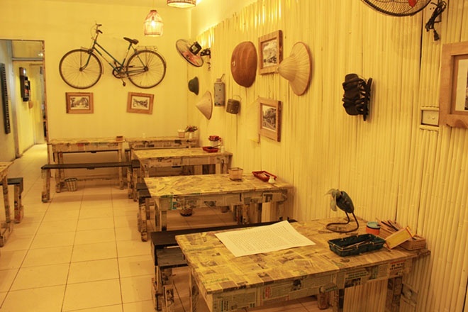 Những vật dụng trang trí tại tiệm ăn tem phiếu được Hằng sưu tầm từ chính gia đình, người thân và bạn bè của mình. Hầu hết đây đều là những kỷ vật gắn với người Hà Nội vào thế kỷ XX.