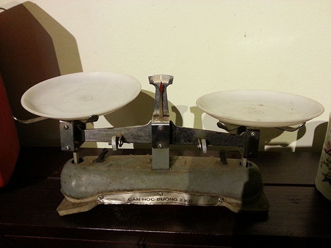 Một góc không gian tiệm ăn được trang trí bằng những vật dụng hoài cổ đặc trưng với tuổi đời lên tới vài chục năm, như chiếc cân này...