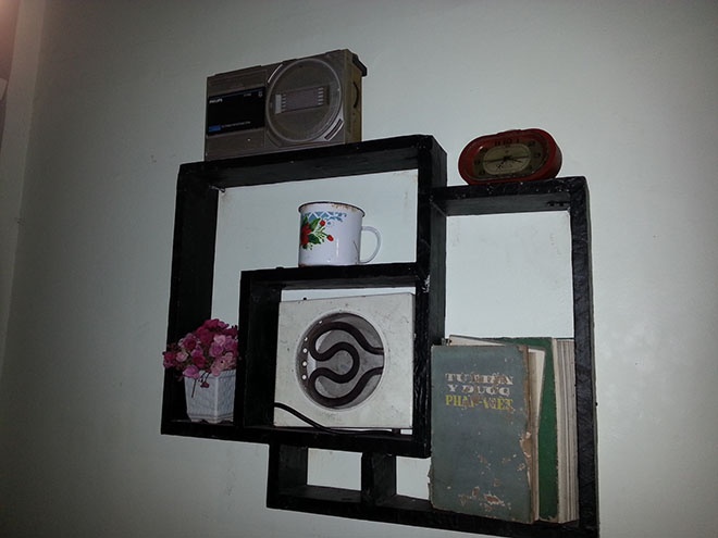 … hay chiếc cốc tráng men, đài, đồng hồ cũ hoặc quyển từ điển in trên giấy thời xưa đã bị gián nhấm nham nhở.