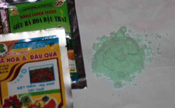 Thuốc “kích phọt” của Trung Quốc (ảnh phải) và những bao thuốc có xuất xứ trong nước không được dùng cho cây ăn lá vẫn được một số nông dân phun cho các ruộng rau.