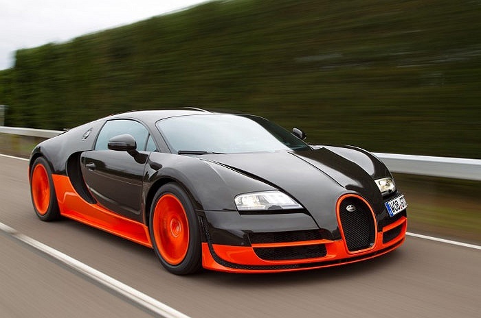 Từng là ông vua tốc độ trong nhiều năm, Bugatti Veyron Super Sport hiện giữ vị trí số 2 với tốc độ tối đa 430,4 km/h. Mẫu xe triệu đô này sở hữu khối động cơ 16 xy lanh công suất 1.200 mã lực với khả năng tăng tốc từ 0 lên 100 km/h trong 2,5 giây. 