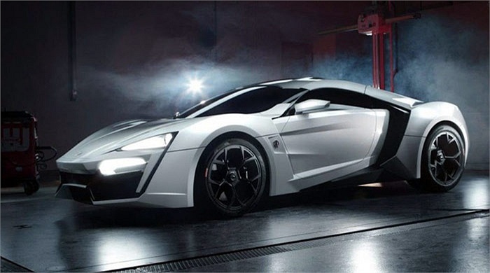 Mới trình làng nhưng W Motors Lykan Hypersport đã được ghi tên vào top 10 siêu xe nhanh nhất nhờ tốc độ tối đa 392 km/h. Dòng xe này chỉ được ra lò đúng 7 chiếc với khối động cơ tăng áp dung tích 3,7 lít cho công suất 750 mã lực. Xe chỉ cần 2,8 giây để lên 100 km/h từ vị trí xuất phát.