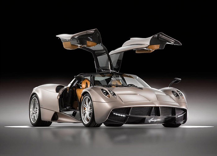 Thần gió Pagani Huayra đứng gần cuối bảng xếp hạng với tốc độ tối đa 368 km/h. Siêu xe đến từ Argentina có thiết kế vô cùng ấn tượng và được trang bị động cơ V12 tăng áp dung tích 6 lít cho công suất tối đa 720 mã lực.