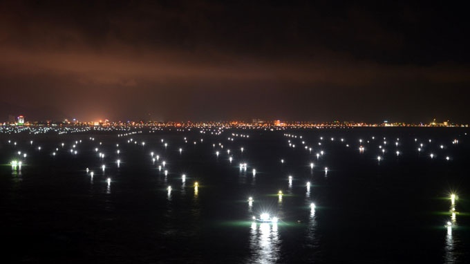 Ngu dan Quy Nhon trung dam tom hum giong hinh anh