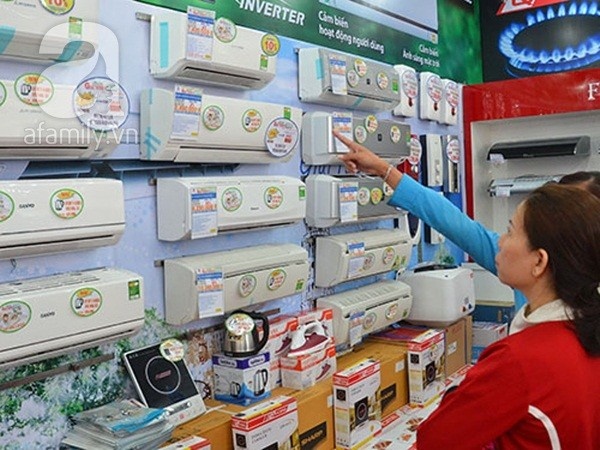 Người dân tham khảo giá của máy lạnh mới.