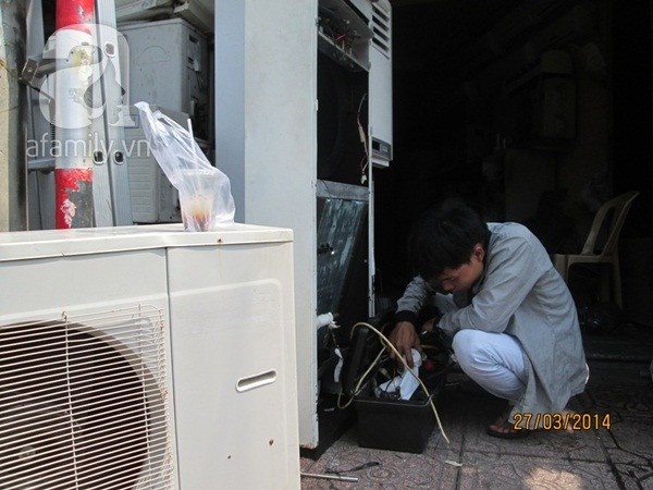 Thợ lắp ráp chuẩn bị đồ nghề.