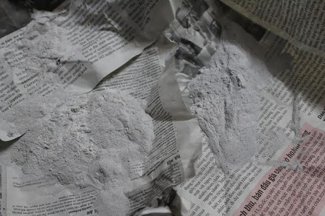 Một lượng lớn đất đèn trong mỗi gói báo dùng để ủ chín hoa quả.