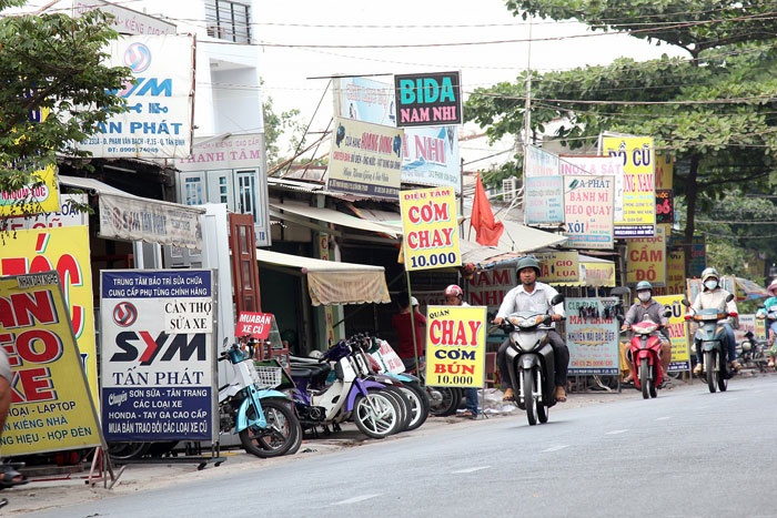 Bang quang cao gianh dat tren pho Sai Gon hinh anh