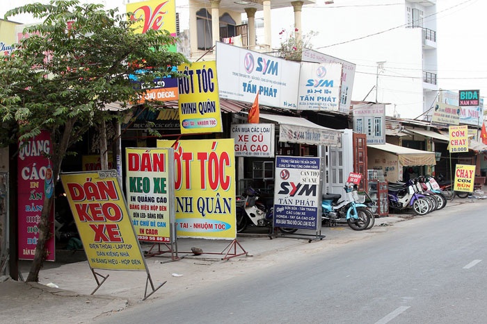 Nhiều bảng nằm nghiêng ngả chen lấn nhau vây kín cả lề đường.