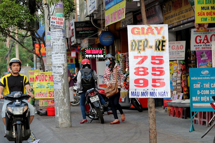 Cây Xanh cũng biến thành phương tiện treo bảng quảng cáo.