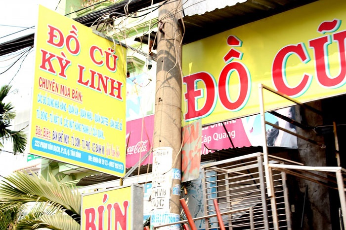 Cột điện cũng được trưng dụng treo bảng.