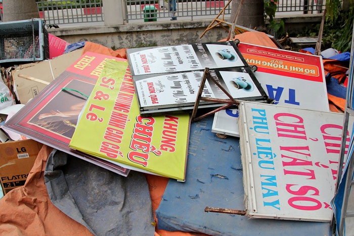 Tại Ủy ban Nhân dân phường 15, quận Tân Bình cả núi bảng hiệu quảng cáo đã bị tạm giữ.