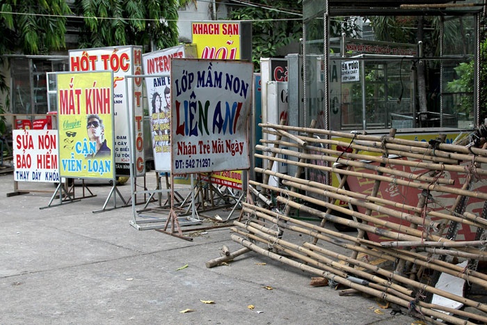 Những tấm bảng, xe hàng lấn chiếm vẻ hề, sai qui định bị tịch thu ngày một nhiều hơn, đa phần không ai lên nhận, với mức phạt 2,5 - 3 triệu, cao hơn nhiều so với việc làm lại một bảng quảng cáo mới.