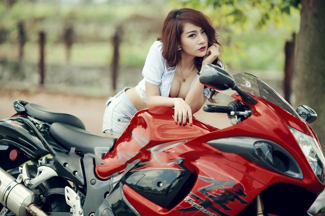 Người mẫu ảnh Hằng Na sexy bên siêu xe. (Ảnh: NVCC).