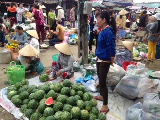 Người dân đem dưa hấu ra chợ bán nhưng rất chậm so với các năm trước .
