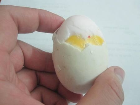 Nếu nhìn ở góc khác thì đây là quả trứng vịt đã luộc chín không có dấu hiệu bất thường.