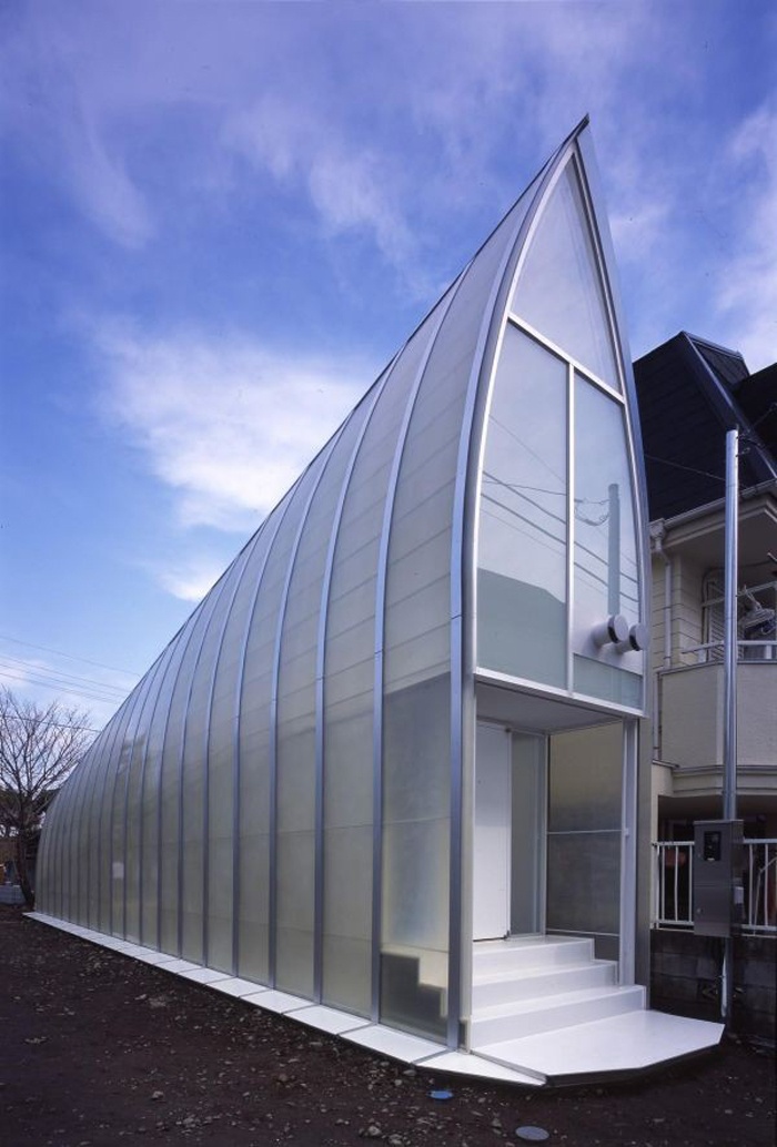 Ngôi nhà được xây dựng trên miếng đất dài và hẹp.