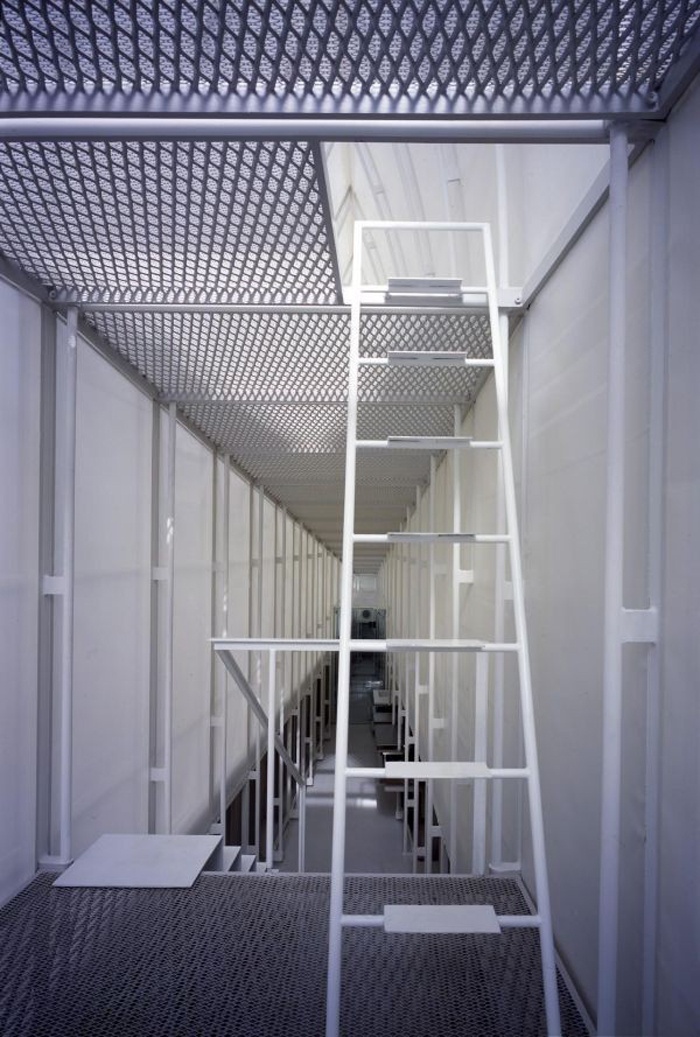 Thép và nhựa mờ chính là những nguyên liệu chính để tạo nên ngôi nhà.