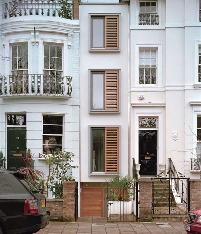 Ngôi nhà tí hon kẹt giữa hai tòa nhà được lấy sáng bằng hệ cửa kính ở hai mặt thoáng.