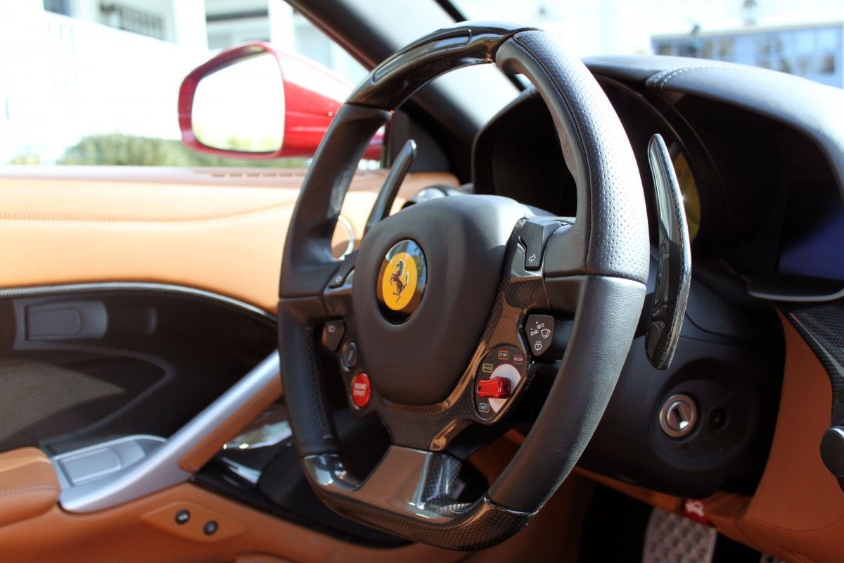 Không gian phía sau tay lái dành cho cần sang số. Vị trí đáy phải của vô lăng có nút điều khiển manettino danh tiếng, là nơi ra lệnh cho một hệ thống điều khiển điện tử sẵn sàng điều khiển F12 ở 3 chế độ lái là Wet, Race và Race. 