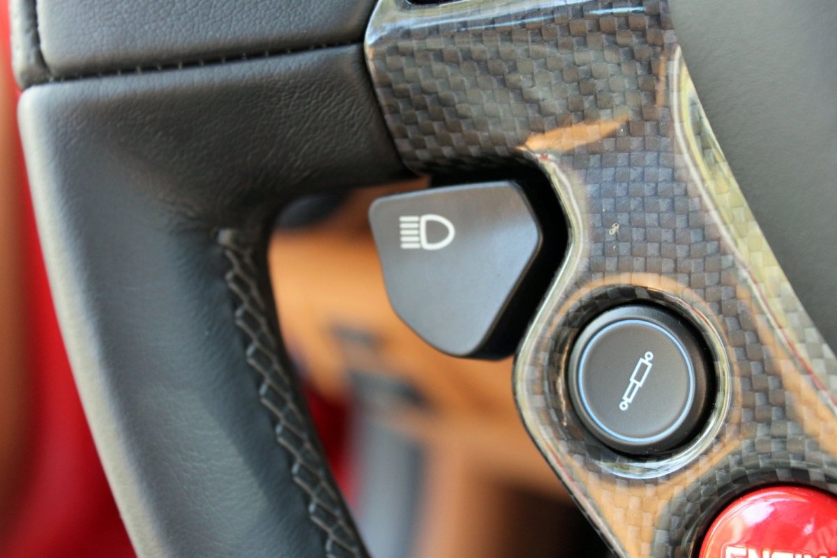 Và cũng có nút bấm điều khiển xe giảm xóc trên những đoạn đường gập gềnh.