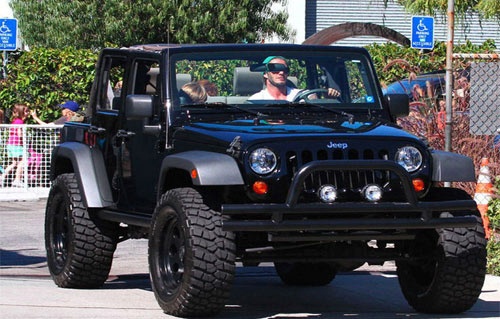 Chiếc mui trần Mercedes CLK cho khả năng tăng tốc từ 0-100 km/h trong 5,4 giây đã thu hút sự quan tâm đặc biệt của người dân địa phương khi Becks ghé thăm một quán bán đồ fast-food hồi năm 2000.