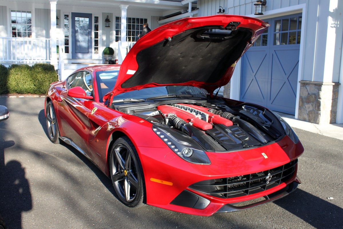 Ferrari F12 Berlinetta trang bị động cơ 6.3L V12, sản sinh công suất tối đa 730 mã lực, mô-men xoắn cực đại 690 Nm, đi kèm với hộp số bán tự động ly hợp kép 7 cấp. 