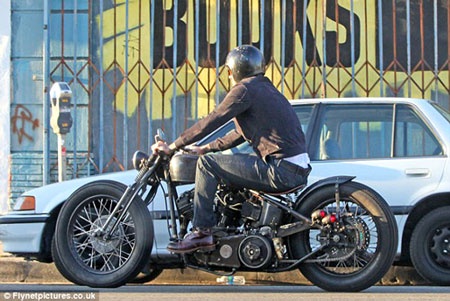 Becks hầm hố bên chiếc Ducati Desmosedici RR.