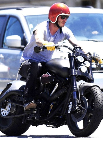 Becks luôn ăn mặc bụi bặm, khỏe khoắn khi cưỡi mô tô.