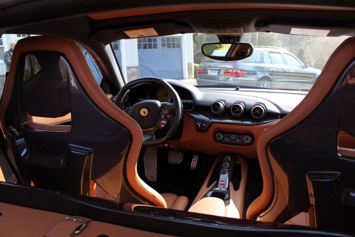 Xe Thứ ba | 01/04/2014 13:01 Cận cảnh lái một chiếc Ferrari 316 nghìn đô F12 Berlinetta là siêu xe đường phố mạnh thứ hai của hãng Ferrari và là hàng độc tại Việt Nam. Trước khi siêu xe Ferrari F12 Berlinetta xuất hiện tại Hải Phòng (tháng 02/2014) cũng đã có hai chiếc khác cập bến tại đất mỏ Quảng Ninh, nhưng chúng chỉ lưu lại Việt Nam một thời gian ngắn trước khi được xuất sang thị trường khác.  Tại Mỹ, mẫu xe này có giá bán khởi điểm khoảng <abbr class=