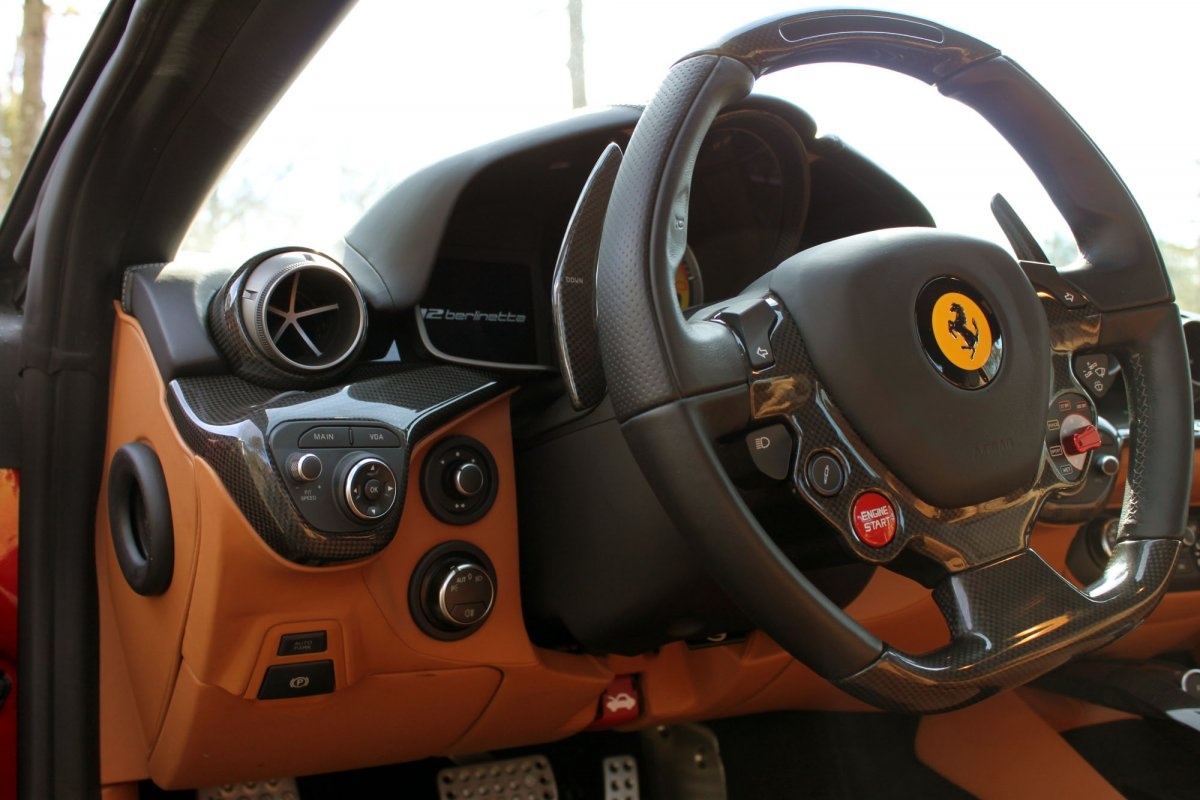 F12 được thiết kế để tay người lái hiếm khi bỏ tay ra khỏi vô-lăng. Vô-lăng của F12 có thiết kế thanh lịch và đầy uy lực. Độ nhẹ của vô-lăng cho phép người lái có thể xoay tới hai vòng mà chỉ cần dùng ngón cái và ngón trỏ. 