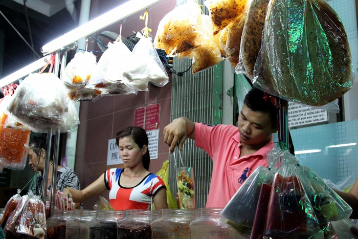 Một gian hàng bán bánh tráng trộn trên đường Nguyễn Thượng Hiền, quận 3.